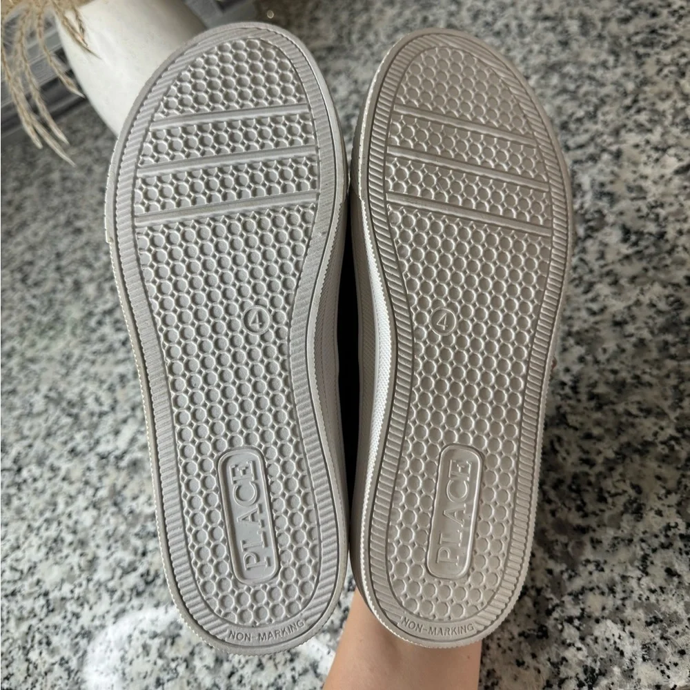 Children’s Place | Little Boys Navy Blue and White Shoes Size 4